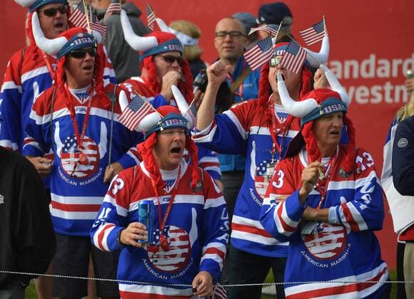 Bilder des Tages - SPORT USA team fans cheer as Phil Mickelson plays the 12th hole during day 1 of the 2016 Ryder Cup at Hazeltine National Golf Club in Chaska, Minnesota on September 30, 2016.  MIN20160930328 KEVINxDIETSCH