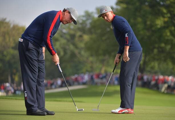 Bilder des Tages - SPORT USA team member Phil Mickelson (L) and Rickie Fowler line up a putt on the 10th green during day 1 of the 2016 Ryder Cup at Hazeltine National Golf Club in Chaska, Minnesota on September 30, 2016.  MIN20160930332 KEVINxDIETSCH