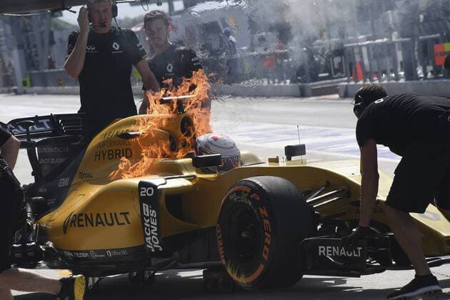 Themen der Woche - SPORT Bilder des Tages - SPORT Kevin Magnussen. Test day before Malasia F1 GP at Sepang circuit. In this picture, Kevin Magnussen s car burning. xRUBIOx  RV RACING PRESS