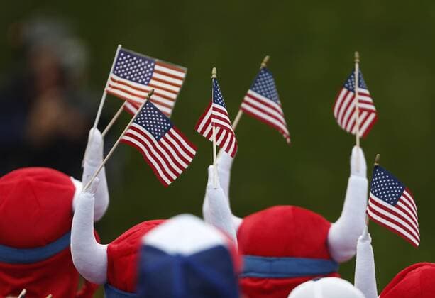 Sep 30, 2016: Chaska, MN, USA; United States fans wear flags on the top of their hats during the Day 1 morning matches for the 2016 Ryder Cup at Hazeltine National Golf Club. (Photo by Brian Spurlock Icon Sportswire) GOLF: SEP 30 PGA Golf Herren - Ryder Cup - Day One Icon1609308229 EDITORIAL USE ONLY