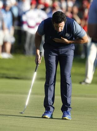 Sep 30, 2016: Chaska, MN, USA; Rory McIlroy takes a bow after making an eagle putt and closing out the match on the 16th hole during the Day 1 afternoon matches for the 2016 Ryder Cup at Hazeltine National Golf Club. (Photo by Brian Spurlock Icon Sportswire) GOLF: SEP 30 PGA Golf Herren - Ryder Cup - Day One Icon1609308533 EDITORIAL USE ONLY