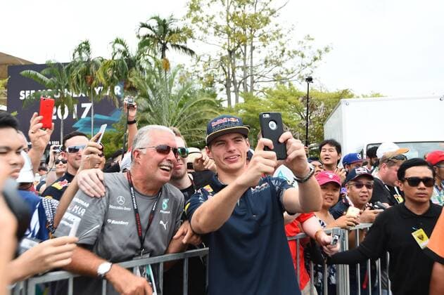 Max Verstappen (Red Bull Racing) macht ein Selfie mit Fans, Grosser Preis von Malaysia 2016, Motorsport, Formel 1, 01.10.2016, Sepang Copyright: xAndre Eibner-Pressefotox EP_ANS