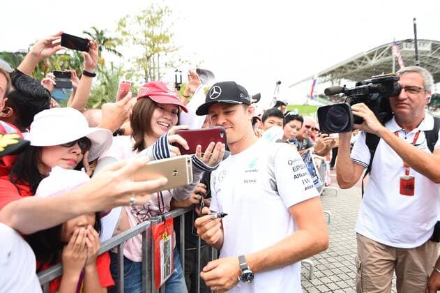Nico Rosberg (Mercedes AMG Petronas Formula One Team) macht ein Selfie mit Fans, Grosser Preis von Malaysia 2016, Motorsport, Formel 1, 01.10.2016, Sepang Copyright: xAndre Eibner-Pressefotox EP_ANS