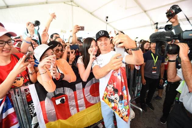 Nico Rosberg (Mercedes AMG Petronas Formula One Team) macht ein Selfie mit Fans, Grosser Preis von Malaysia 2016, Motorsport, Formel 1, 01.10.2016, Sepang Copyright: xAndre Eibner-Pressefotox EP_ANS