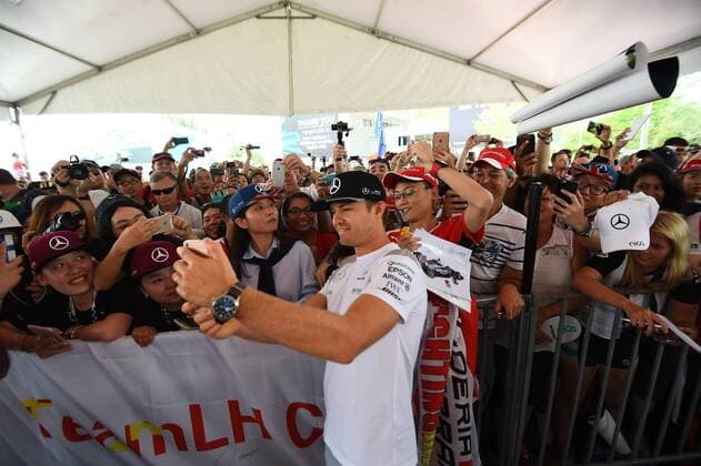 Nico Rosberg (Mercedes AMG Petronas Formula One Team) macht ein Selfie mit Fans, Grosser Preis von Malaysia 2016, Motorsport, Formel 1, 01.10.2016, Sepang Copyright: xAndre Eibner-Pressefotox EP_ANS