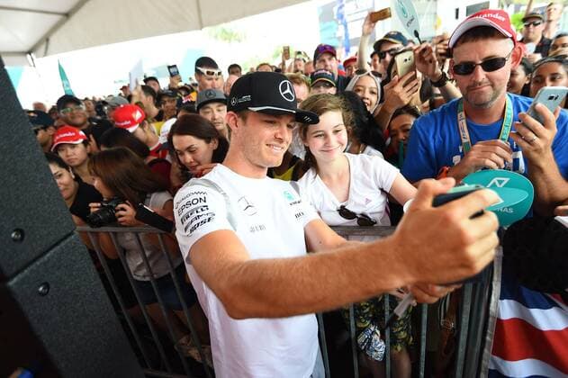 Nico Rosberg (Mercedes AMG Petronas Formula One Team) macht ein Selfie mit Fans, Grosser Preis von Malaysia 2016, Motorsport, Formel 1, 01.10.2016, Sepang Copyright: xAndre Eibner-Pressefotox EP_ANS