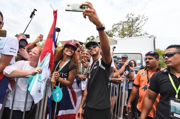 Lewis Hamilton (Mercedes AMG Petronas Formula One Team) macht ein Selfie mit Fans, Grosser Preis von Malaysia 2016, Motorsport, Formel 1, 01.10.2016, Sepang Copyright: xAndre Eibner-Pressefotox EP_ANS
