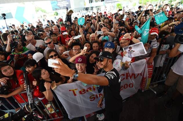 Lewis Hamilton (Mercedes AMG Petronas Formula One Team) macht ein Selfie mit Fans, Grosser Preis von Malaysia 2016, Motorsport, Formel 1, 01.10.2016, Sepang Copyright: xAndre Eibner-Pressefotox EP_ANS