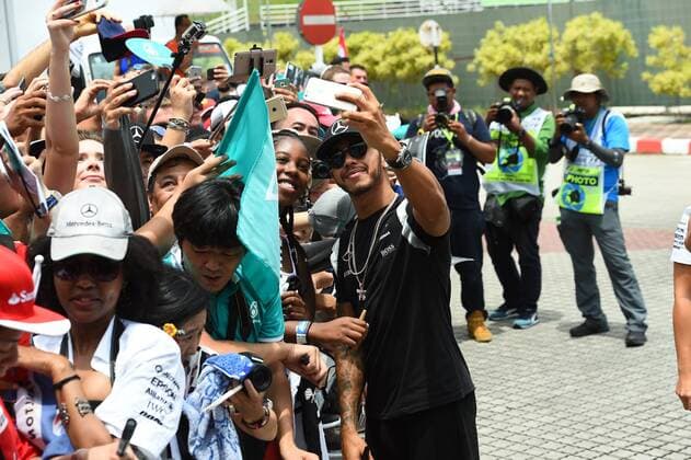 Lewis Hamilton (Mercedes AMG Petronas Formula One Team) macht ein Selfie mit Fans, Grosser Preis von Malaysia 2016, Motorsport, Formel 1, 01.10.2016, Sepang Copyright: xAndre Eibner-Pressefotox EP_ANS
