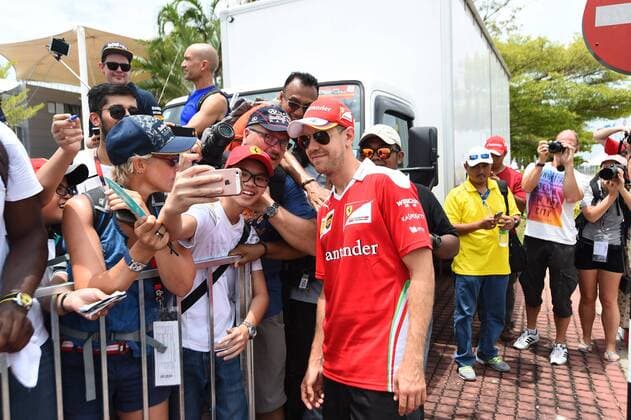 Sebastian Vettel (Scuderia Ferrari) macht ein Selfie mit Fans, Grosser Preis von Malaysia 2016, Motorsport, Formel 1, 01.10.2016, Sepang Copyright: xAndre Eibner-Pressefotox EP_ANS