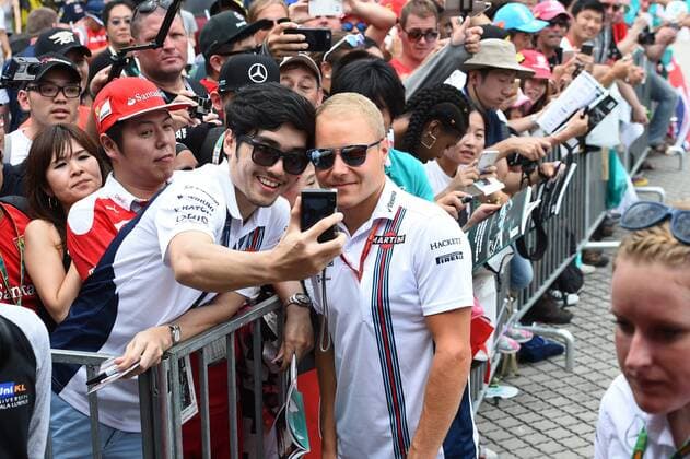 Valtteri Bottas (Williams Martini Racing) macht ein Selfie mit Fans, Grosser Preis von Malaysia 2016, Motorsport, Formel 1, 01.10.2016, Sepang Copyright: xAndre Eibner-Pressefotox EP_ANS