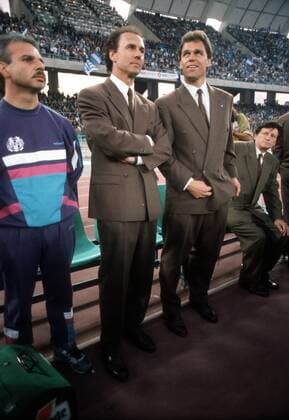 Finale Europapokal der Landesmeister 1990 1991 in Bari, Trainerbank Olympique de Marseille, v.re.: Trainer Raymond Goethals, Co Trainer Holger Osieck, Sportdirektor Franz Beckenbauer