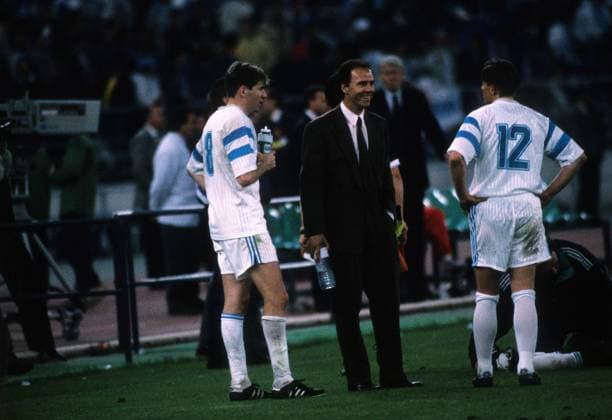 Finale Europapokal der Landesmeister 1990 1991 in Bari, Sportdirektor Franz Beckenbauer im Gespräch mit Dragan Stojkovic (re.) und Chris Waddle (alle Olympique de Marseille)