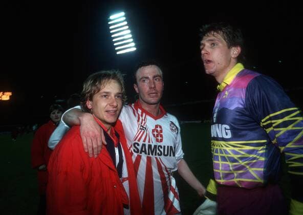 Schlussjubel 1. FC Köln, v.li.: Horst Heldt, Andreas Gielchen, Torwart Bodo Illgner