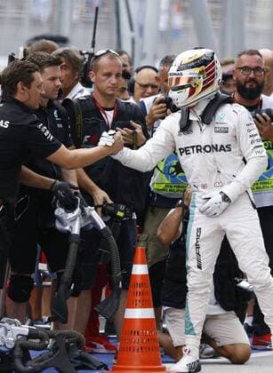 Bilder des Tages - Sport Motorsports: FIA Formula One World Championship WM Weltmeisterschaft 2016, Grand Prix of Malaysia, 44 Lewis Hamilton (GBR, Mercedes AMG Petronas Formula One Team), xHOCHxZWEIx