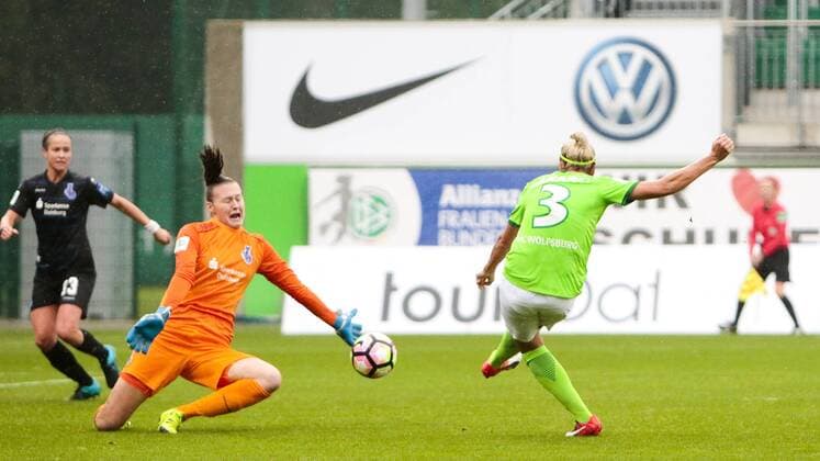 Zsanett Jakabfi (Wolfsburg, 3) Torschütze, schießt Tor, erzielt das Tor zum 1:0, Tor, Treffer, Torerfolg, scores the goal, Action, Aktion, Fussball, Allianz Frauen Bundesliga, VfL Wolfsburg - MSV Duisburg, xtgx