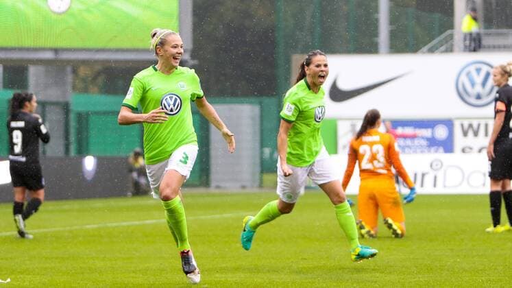 Zsanett Jakabfi (Wolfsburg, 3) und Sara Björk Gunnarsdottir (Wolfsburg, 7) Jubel, Torjubel, Torerfolg, celebrate the goal, goal, celebration, Jubel ueber das Tor, optimistisch, Action, Aktion, Duisburg enttäuscht schauend, Enttäuschung, Frustration, disappointed, pessimistisch, Fussball, Allianz Frauen Bundesliga, VfL Wolfsburg - MSV Duisburg, xtgx