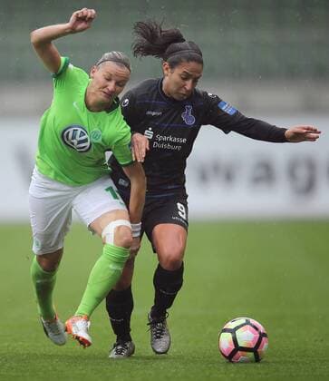 Alexandra Popp (VfL Wolfsburg) im Duell mit Lee Sima Falkon (MSV Duisburg)
