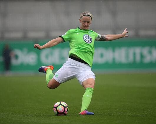 Nilla Fischer (Wolfsburg) am Ball