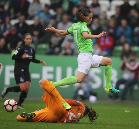 Sara Bjoerk Gunnarsdottir (VfL Wolfsburg) scheitert an Lena Nuding (MSV Duisburg)