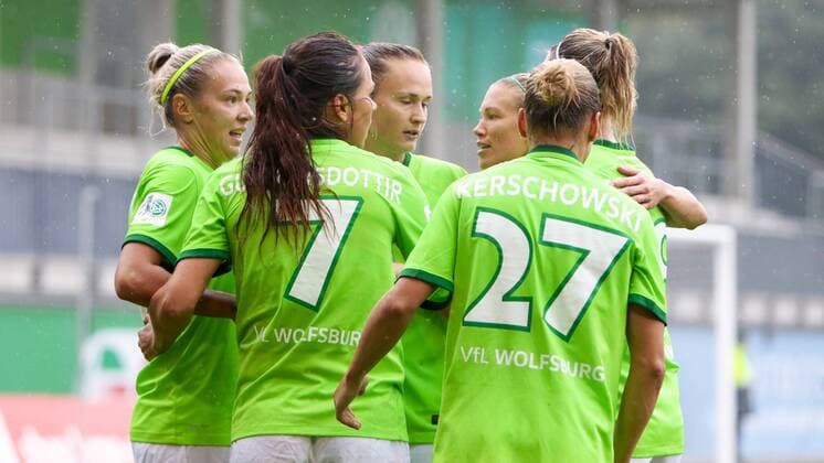 Jubel, Torjubel, Torerfolg, celebrate the goal, goal, celebration, Jubel ueber das Tor, optimistisch, Action, Aktion Wolfsburg nach 1:0 durch Zsanett Jakabfi (Wolfsburg, 3) (links), Fussball, Allianz Frauen Bundesliga, VfL Wolfsburg - MSV Duisburg, xtgx