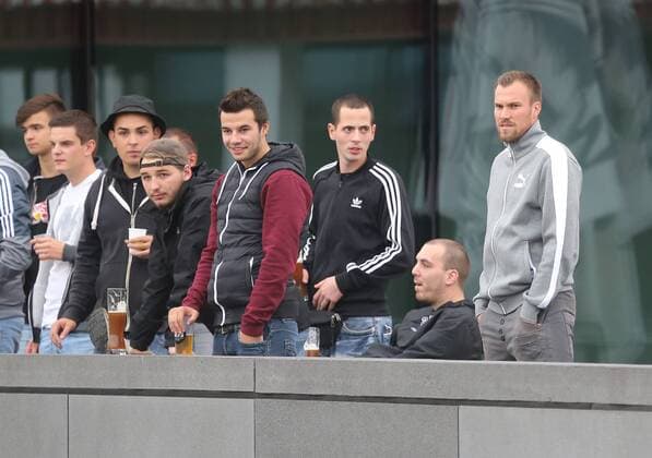 VFB Stuttgart II-SV Elversberg 01.10.2016 Deutschland Fußball Regionalliga Südwest Saison 16 17 VFB Stuttgart II-SV Elversberg Foto HerbertRudel Kevin Großkreutz li. als Zusachauer bei den Amateuren mit VFB Fans li.