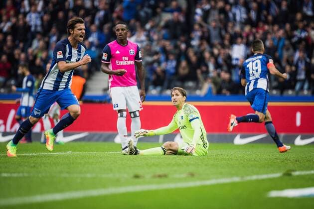 Berlin, Deutschland, 01.10.2016: Fußball 1. Bundesliga Saison 2016 2017 - Hertha BSC - Hamburger SV. Tor 1:0. Torwart Rene Adler (HSV 1) ist frustriert nach dem Tor von Torschütze Torschuetze Vedad Ibisevic (Hertha 19).