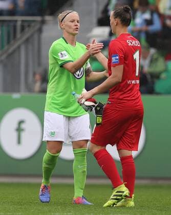 Freude nach dem Sieg bei v.l. Nilla fischer und Almuth Schult (VfL Wolfsburg)