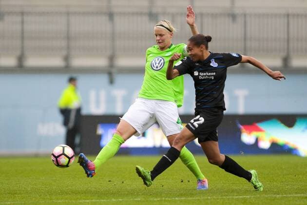 vl Nilla Fischer (Wolfsburg, 4), Lara Heß (MSV, 22) Zweikampf, Duell, duel, tackle, Dynamik, Action, Aktion, Fussball, Allianz Frauen Bundesliga, VfL Wolfsburg - MSV Duisburg, xtgx