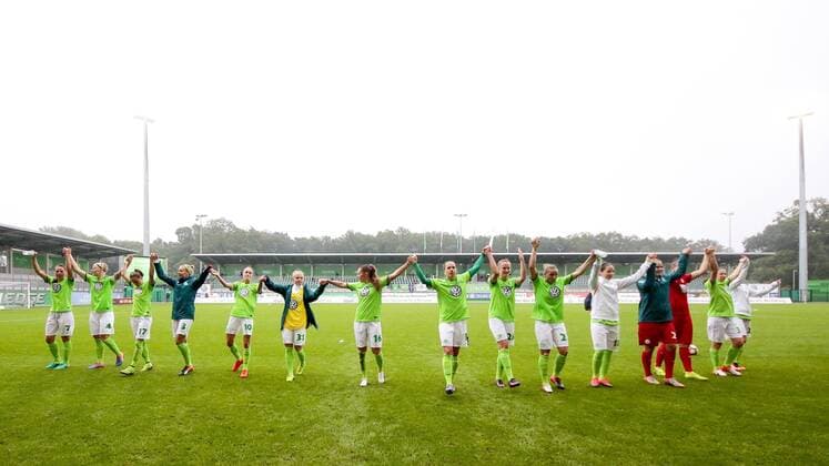 Wolfsburg Fans, Publikum, Zuschauer, Stimmung, Atmosphäre, Stadion bedankt sich bei den Fans, bedanken, Dank, Feiern, optimistisch Jubel nach Spielende, Freude über den Sieg, Erfolg, success, Fussball, Allianz Frauen Bundesliga, VfL Wolfsburg - MSV Duisburg, xtgx