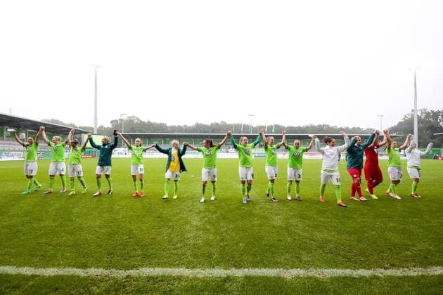 Wolfsburg Fans, Publikum, Zuschauer, Stimmung, Atmosphäre, Stadion bedankt sich bei den Fans, bedanken, Dank, Feiern, optimistisch Jubel nach Spielende, Freude über den Sieg, Erfolg, success, Fussball, Allianz Frauen Bundesliga, VfL Wolfsburg - MSV Duisburg, xtgx