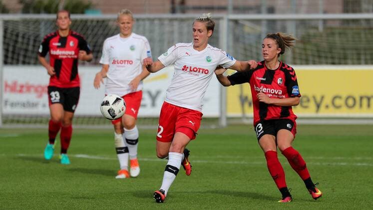 v.li.: Sophie Schmidt (Frankfurt, 12), Sandra Starke (Freiburg, 13), Zweikampf, Duell, duel, tackle, tackling, Dynamik, Action, Aktion, Fussball, Allianz Frauen-Bundesliga, SC Freiburg - 1. FFC Frankfurt, xozx