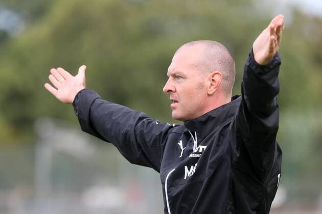 Matt Ross (Trainer, Frankfurt) breitet die Arme aus, gibt Anweisungen, gestikuliert, mit den Armen gestikulieren, gives instructions, gesticulate, Fussball, Allianz Frauen-Bundesliga, SC Freiburg - 1. FFC Frankfurt, xozx