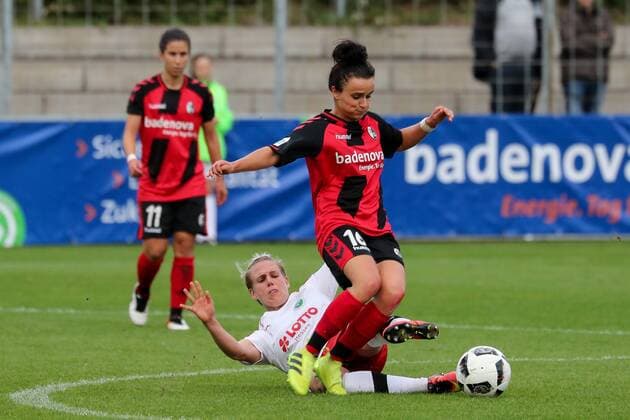 v.li.: Lina Maria Magull (Freiburg, 16), Sophie Schmidt (Frankfurt, 12), Zweikampf, Duell, duel, tackle, tackling, Dynamik, Action, Aktion, Fussball, Allianz Frauen-Bundesliga, SC Freiburg - 1. FFC Frankfurt, xozx