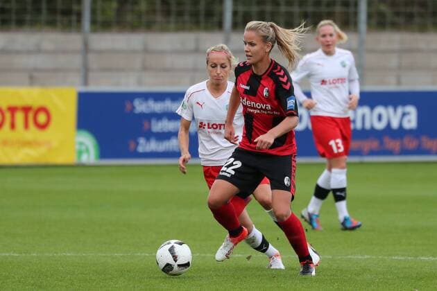 v.li.: Kathrin Hendrich (Frankfurt, 4), Lena Petermann (Freiburg, 22), Fussball, Allianz Frauen-Bundesliga, SC Freiburg - 1. FFC Frankfurt, xozx