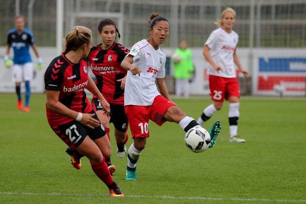 v.li.: Clara Schöne (Clara Schoene, Freiburg, 27), Hasret Kayikci (Freiburg, 11), Yuki Nagasato (Frankfurt, 10), Zweikampf, Duell, duel, tackle, tackling, Dynamik, Action, Aktion, Fussball, Allianz Frauen-Bundesliga, SC Freiburg - 1. FFC Frankfurt, xozx
