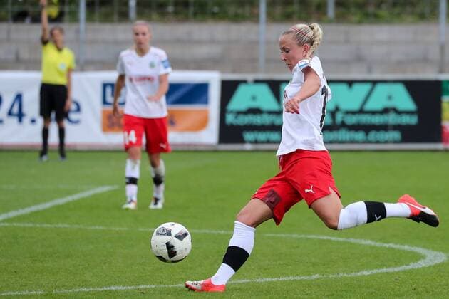 Mandy Islacker (Frankfurt, 11) schießt aufs Tor, Fussball, Allianz Frauen-Bundesliga, SC Freiburg - 1. FFC Frankfurt, xozx