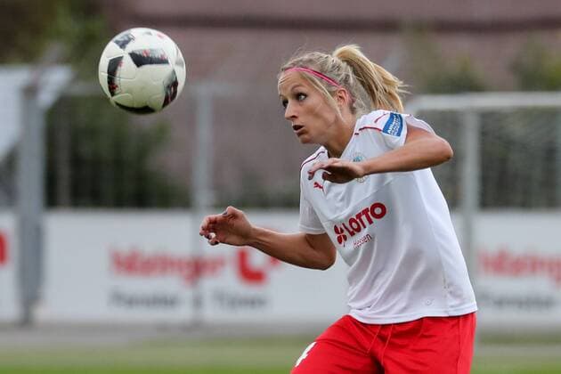 Kathrin Hendrich (Frankfurt, 4) fixiert den Ball, Einzelbild, Aktion, Action, Fussball, Allianz Frauen-Bundesliga, SC Freiburg - 1. FFC Frankfurt, xozx