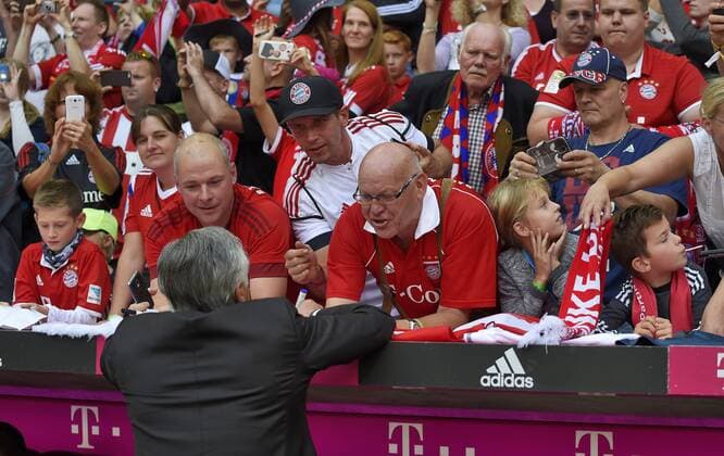 01.10.2016, Fussball 1.Bundesliga 2016 2017, 6.Spieltag, FC Bayern München - 1.FC Köln, in der Allianz-Arena München. Trainer Carlo Ancelotti (FC Bayern München) verteilt Autogramme. 