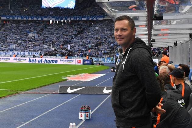 Pal Dardai (Trainer Hertha BSC), kurz vor Spielbeginn Hertha BSC Berlin - HSV, Hamburger Sportverein 1. Bundesliga 2016 2017, 1. BL, 1. Bundesliga, DFL, Fußball, Fussball, soccer, Herren, Männer, Maenner, Deutschland, Germany, Ergebnis Berlin, 1.10.2016, Olympiastadion