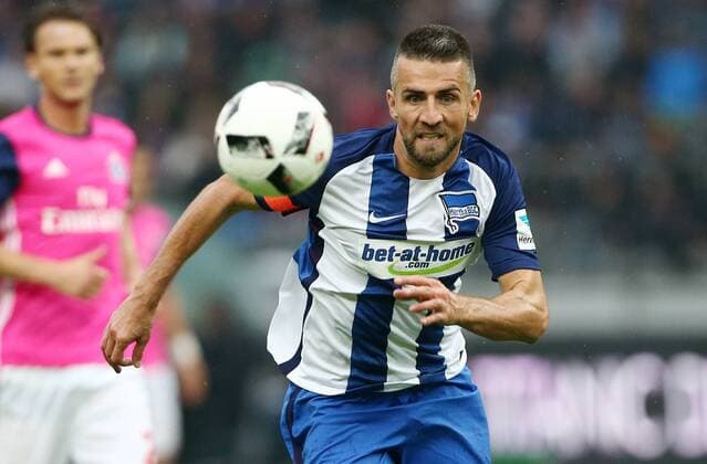 Vedad Ibisevic Aktion Oberkoerper Oberkörper Fußball Fussball DFL Bundesliga Herren Saison 2016 2017 01.10.2016 Hertha BSC Berlin vs. Hamburger SV HSV