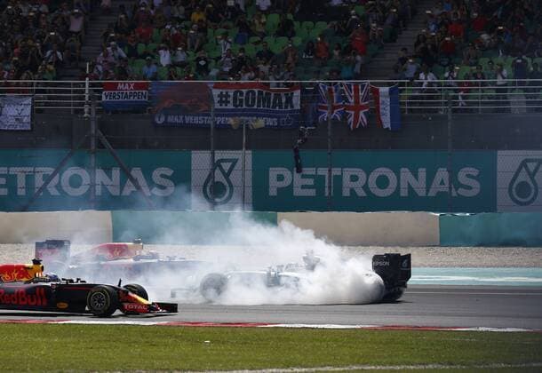 Motorsports: FIA Formula One World Championship WM Weltmeisterschaft 2016, Grand Prix of Malaysia, crash between 6 Nico Rosberg (GER, Mercedes AMG Petronas Formula One Team) and 5 Sebastian Vettel (GER, Scuderia Ferrari) during start xHOCHxZWEIx