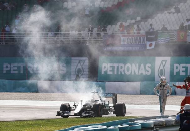 Formel 1, GP Malaysia, Hamilton fällt mit Motorschaden aus Motorsports: FIA Formula One World Championship WM Weltmeisterschaft 2016, Grand Prix of Malaysia, 44 Lewis Hamilton (GBR, Mercedes AMG Petronas Formula One Team), xHOCHxZWEIx