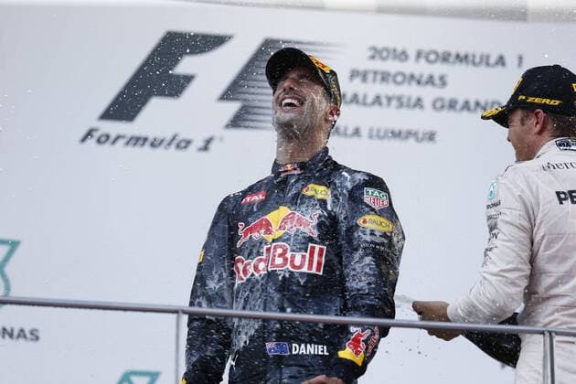 Motorsports: FIA Formula One World Championship WM Weltmeisterschaft 2016, Grand Prix of Malaysia, 3 Daniel Ricciardo (AUS, Red Bull Racing), 6 Nico Rosberg (GER, Mercedes AMG Petronas Formula One Team), xHOCHxZWEIx