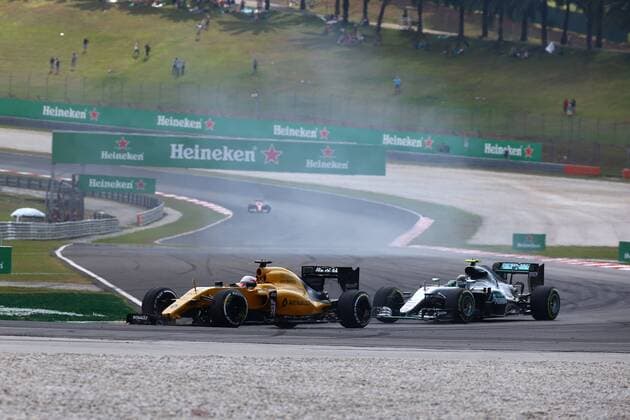 Formel 1, GP Malaysia Malaysian Grand Prix, Sepang 29 September - 2 October 2016 02.10.2016 - Race, Kevin Magnussen (DEN) Renault F1 Team RS16 and Nico Rosberg (GER) Mercedes AMG F1 W07 Hybrid 