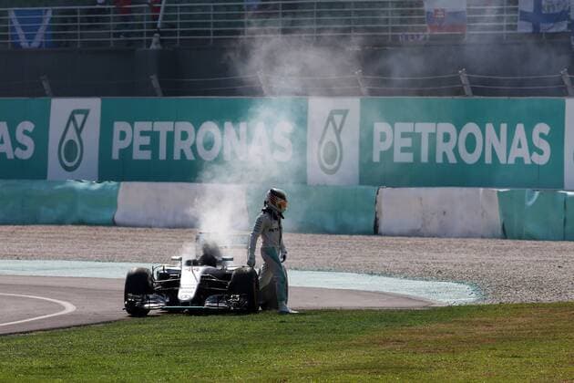 Formel 1, GP Malaysia, Hamilton fällt mit Motorschaden aus Malaysian Grand Prix, Sepang 29 September - 2 October 2016 02.10.2016 - Race, Lewis Hamilton (GBR) Mercedes AMG F1 W07 Hybrid retires from the race 