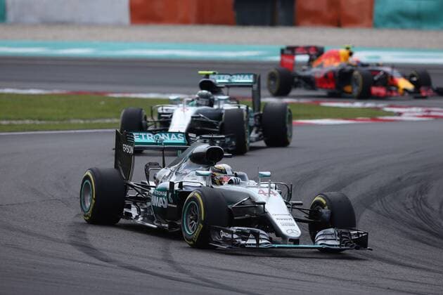 Formel 1, GP Malaysia Malaysian Grand Prix, Sepang 29 September - 2 October 2016 02.10.2016 - Race, Lewis Hamilton (GBR) Mercedes AMG F1 W07 Hybrid leads Nico Rosberg (GER) Mercedes AMG F1 W07 Hybrid 