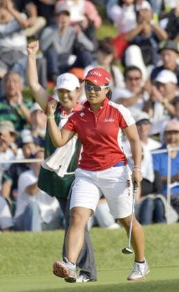 17-year-old Hataoka 1st amateur to win Japan Women s Open Seventeen-year-old Nasa Hataoka (front) and her caddie and mother Hiromi pump their fists after Nasa s birdie putt on the 18th hole on the final day of the Japan Women s Open Golf Championship at Karasuyamajo Country Club in Tochigi Prefecture on Oct. 2, 2016. Hataoka became the first amateur golfer to win the tournament at 4-under 280 and surpassed Ai Miyazato s record as the tournament s youngest champion. 