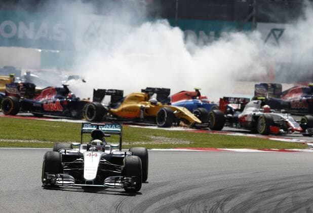 Formel 1, GP Malaysia Motorsports: FIA Formula One World Championship WM Weltmeisterschaft 2016, Grand Prix of Malaysia, 44 Lewis Hamilton (GBR, Mercedes AMG Petronas Formula One Team), start, mass, Masse, Menge, viele, many xHOCHxZWEIx