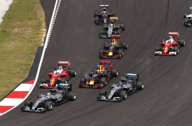 Formel 1, GP Malaysia Motorsports: FIA Formula One World Championship WM Weltmeisterschaft 2016, Grand Prix of Malaysia, 44 Lewis Hamilton (GBR, Mercedes AMG Petronas Formula One Team), 6 Nico Rosberg (GER, Mercedes AMG Petronas Formula One Team), 33 Max Verstappen (NLD, Red Bull Racing), 5 Sebastian Vettel (GER, Scuderia Ferrari), 3 Daniel Ricciardo (AUS, Red Bull Racing), 7 Kimi Raikkonen (FIN, Scuderia Ferrari), start, mass, Masse, Menge, viele, many xHOCHxZWEIx